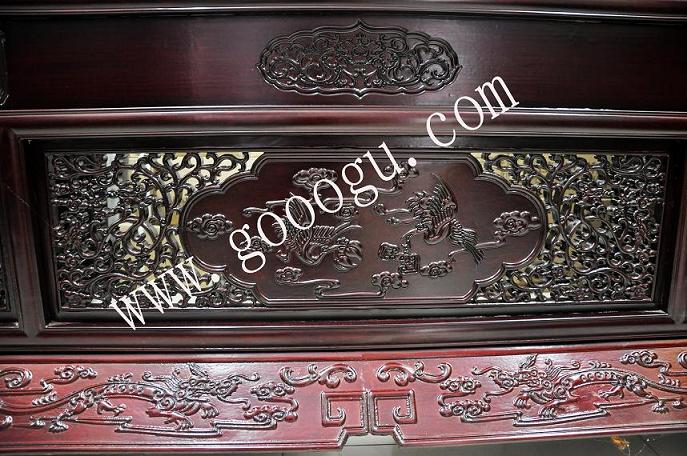 框架上雕刻的圖案生動(dòng)、形象，又賦吉祥之意！