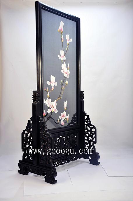 唐代詩人詠：&ldquo;晨夕目賞白玉蘭，暮年老區(qū)乃春時&rdquo;。若天天賞視玉蘭，嗅著濃郁的芳香，可人老心童，留住歲月，永著青春